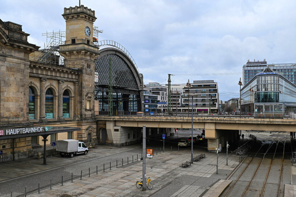 Wie leergefegt: der Platz vor dem Dresdner Hauptbahnhof während des Streiks.