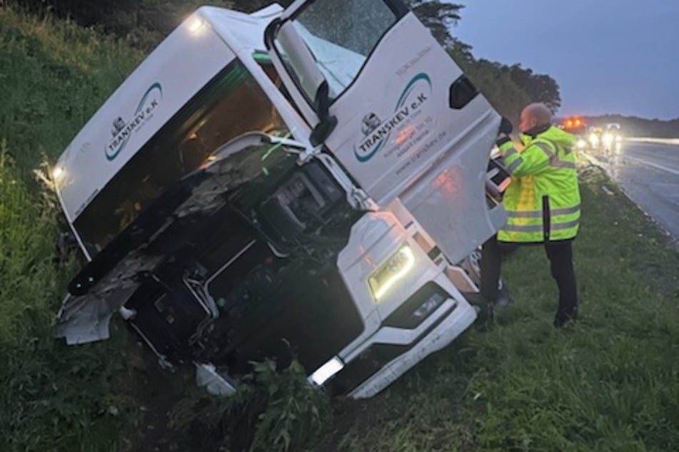 Ein Lkw landete im Straßengraben, muss nun durch eine Spezialfirma geborgen werden. Es kommt daher zu Behinderungen auf der A1.