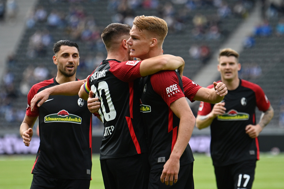 Philipp Lienhart (2. v. r.) brachte den SC Freiburg gegen Hertha BSC schon in der 17. Spielminute in Front.