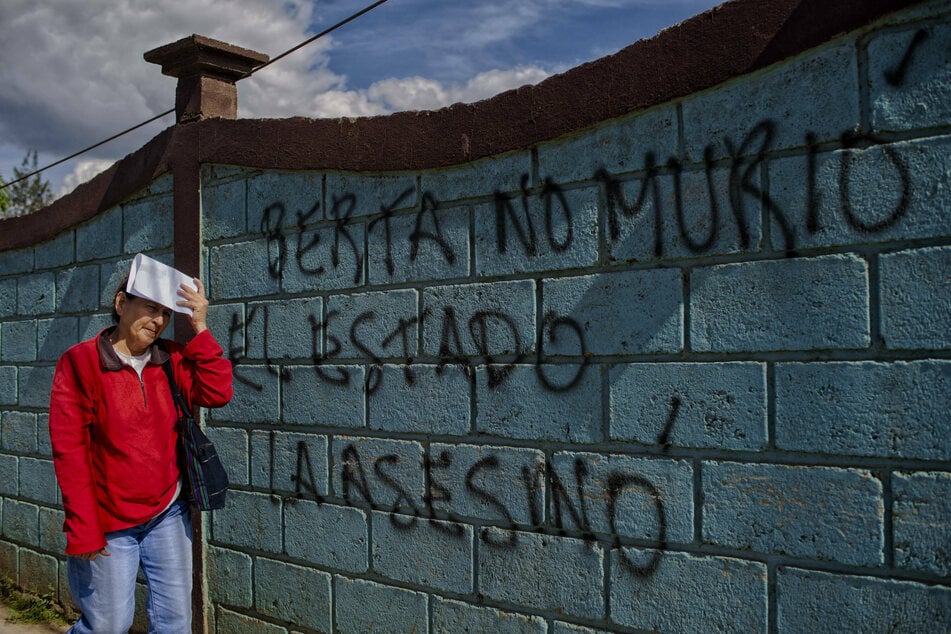 The graffiti reads BERTA DID NOT DIE, THE STATE MURDERED HER in the town of La Esperanza, hometown of slain environmental activist Berta Caceres.