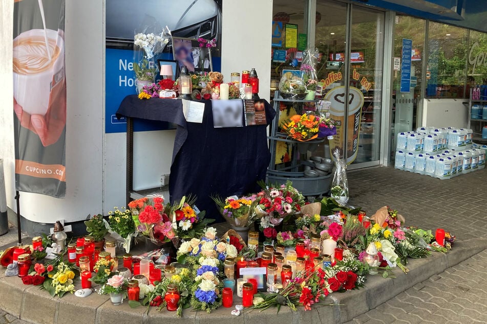 Vor der Tankstelle wurden in Gedenken an den 20-Jährigen Blumen niedergelegt und Kerzen aufgestellt.