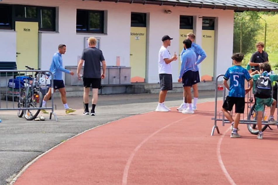 Kurzer Plausch vor Trainingsbeginn: Florian Niederlecher (l.) unterhält sich mit seinen ehemaligen Mitspielern Kevin Sessa und Luca Schuler (r.)