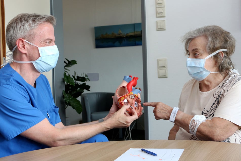 Arzt Thomas Gaspar zeigt Patientin Gitta Neubert (75) den winzigen Herzschrittmacher.