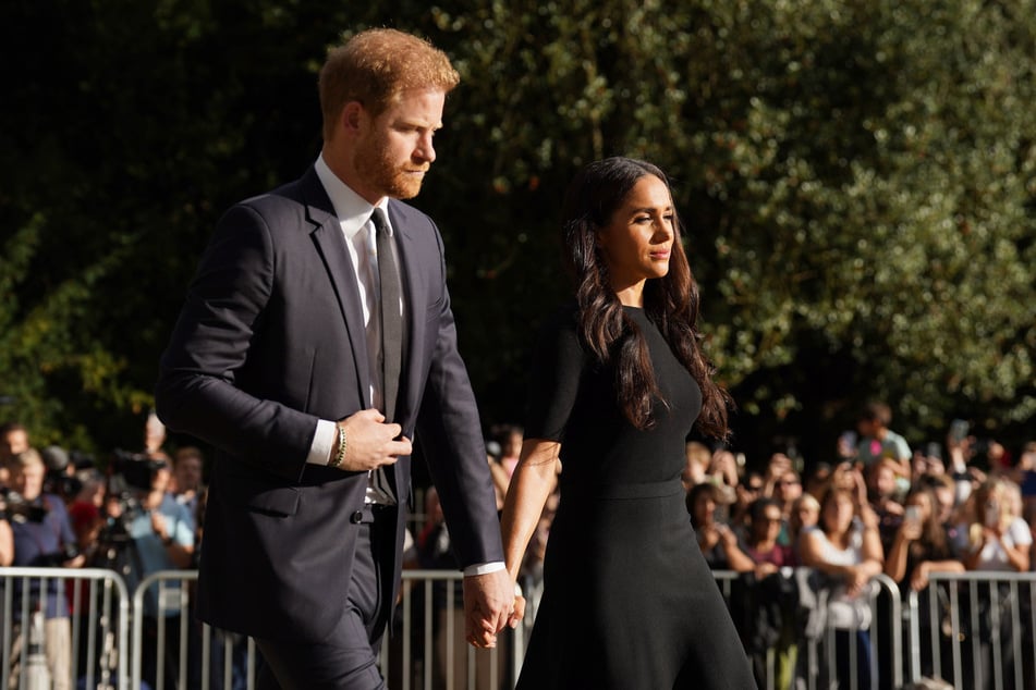 Prinz Harry (38) und Herzogin Meghan (41) sollen sich einem britischen Medienbericht zufolge ein Krisentreffen mit der Royal Family wünschen.