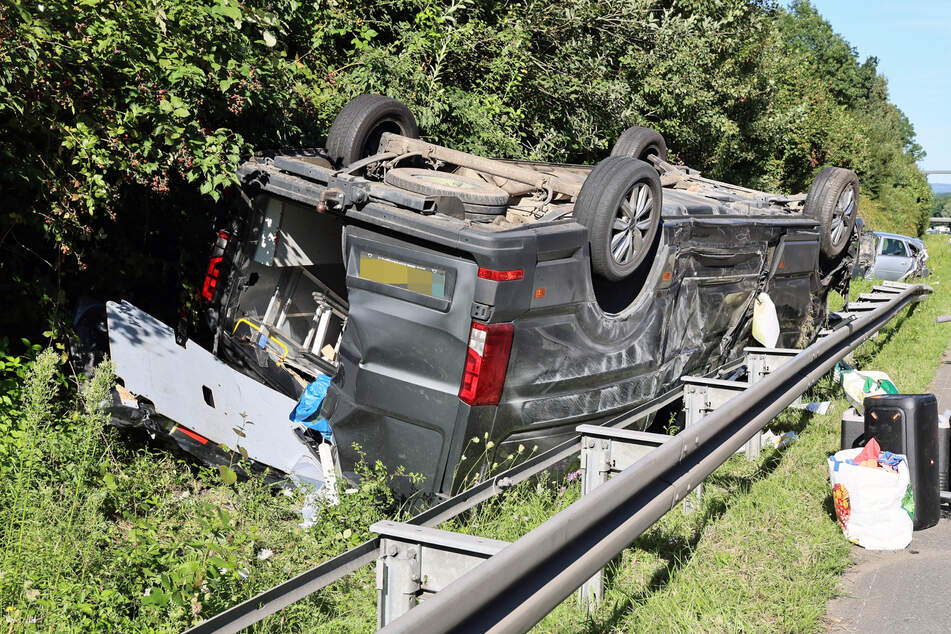 Ein Kleinbus mit holländischem Kennzeichen überschlug sich bei dem Unfall auf der A3 bei Stockstadt und landete im Straßengraben auf seinem Dach.