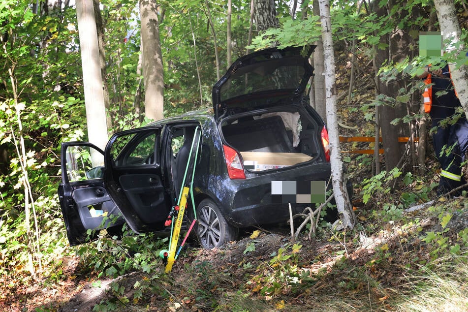 Der Seat war nach dem Baum-Crash so sehr beschädigt, dass er abgeschleppt werden musste.