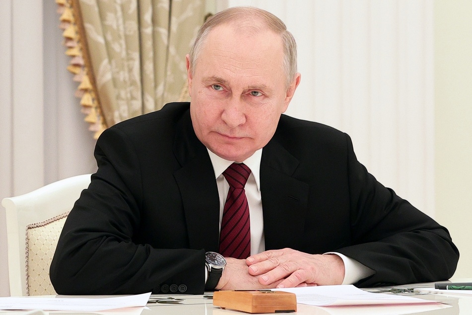 Putin hatte die Verfassung geändert und kann demnach bis maximal 2036 Kremlchef bleiben, sollte er 2024 und 2030 gewählt werden.