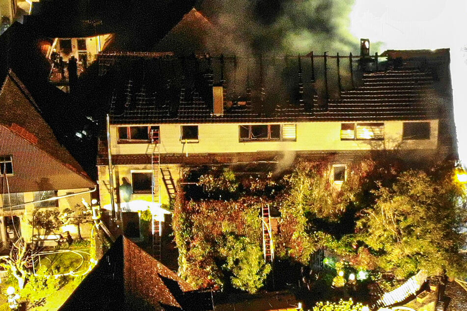 Wohnhaus-Brand in Unterfranken: Rund 100 Feuerwehr-Kräfte im Einsatz