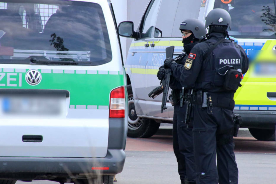 Zwischenzeitlich musste die Polizei mit einem Großaufgebot zur der Flüchtlings-Einrichtung in Geldersheim anrücken (Archivbild).