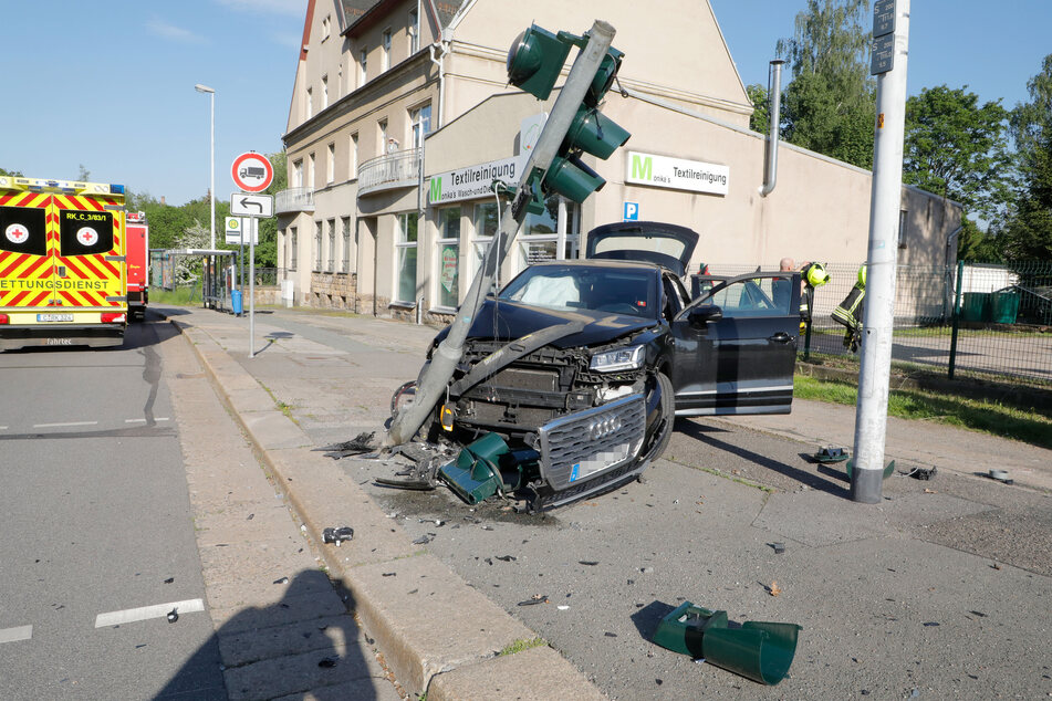 Am Mittwochabend krachte eine Audi-Fahrerin mit voller Wucht gegen eine Ampel.