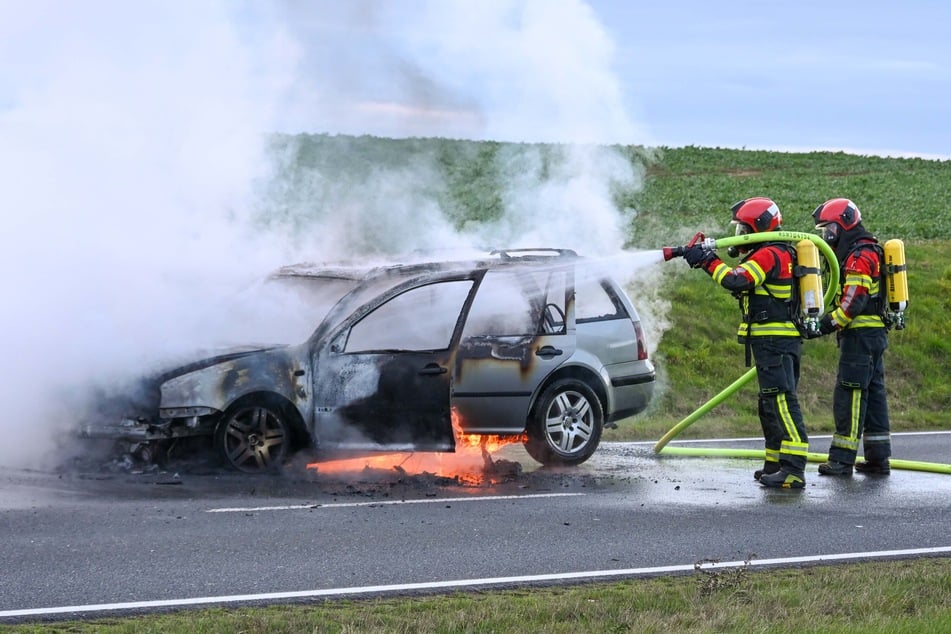 Panne verzögert Feuerwehreinsatz in Mittelsachsen: VW brennt voll aus