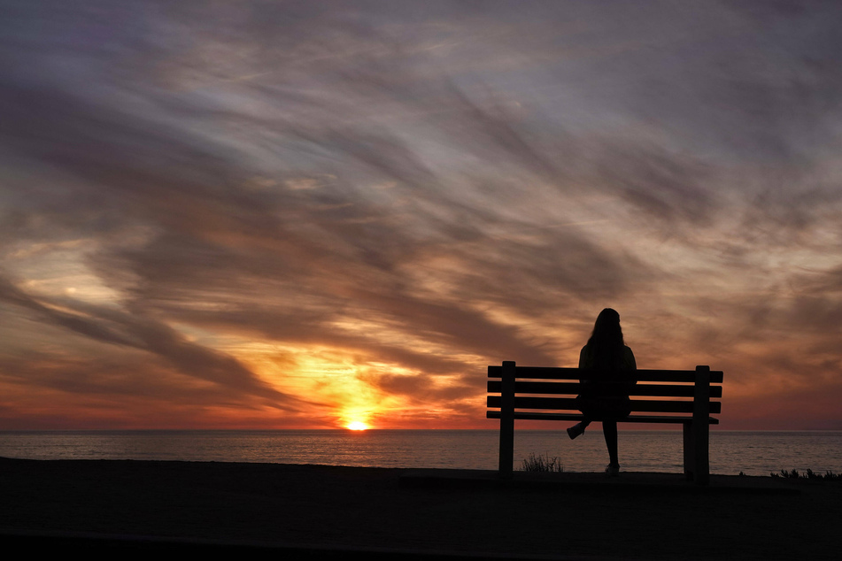 A normally bustling beach in San Diego lies deserted. In California, Governor Gavin Newsom issued an overnight curfew for non-essential activities.