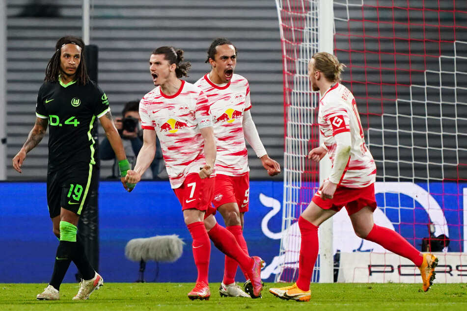 Jubel beim Kapitän: Marcel Sabitzer (2.v.l.) und RB Leipzig holten gegen den VfL Wolfsburg einen 0:2-Rückstand auf und kamen noch zu einem 2:2.