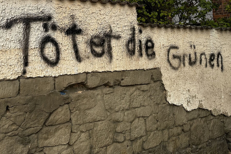 Heftiges Graffiti im Harz entdeckt: Wer hat "Tötet die Grünen" dorthin gesprüht?
