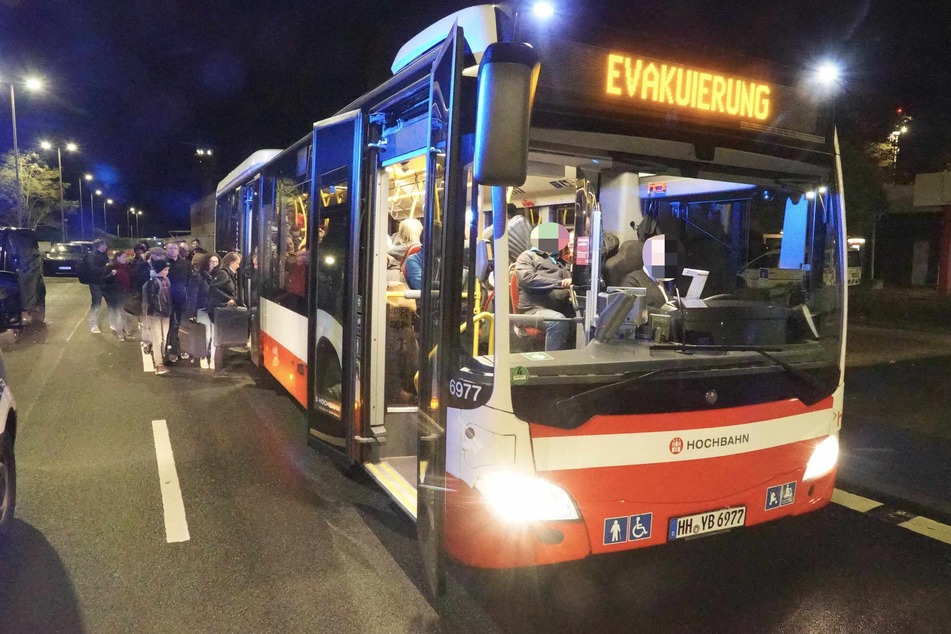 Tausende Reisende wurden am Samstagabend mit Bussen evakuiert.