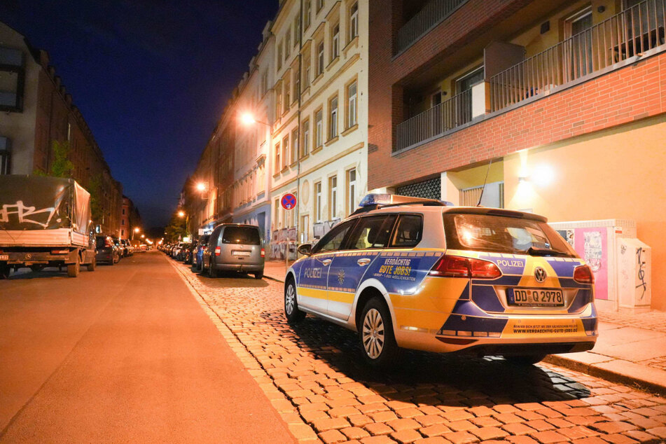 Mehrere Einsatzkräfte der Polizei waren am Freitagabend vor Ort in der Dresdner Neustadt.