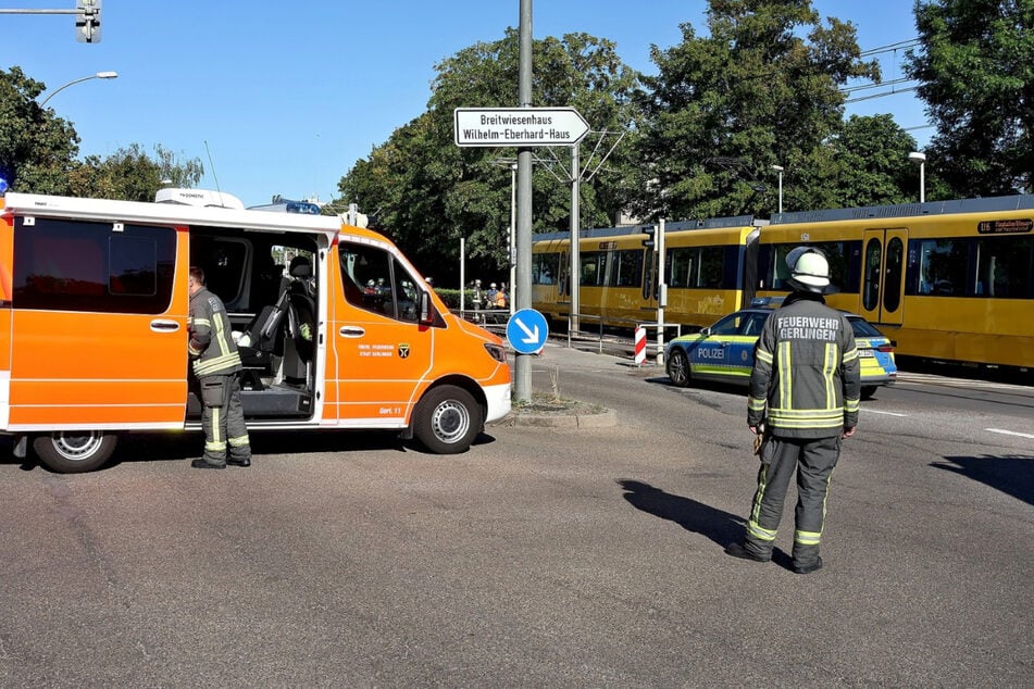 Rettungsdienst, Polizei und Feuerwehr rückten zur Unfallaufnahme und den Reinigungsarbeiten an.