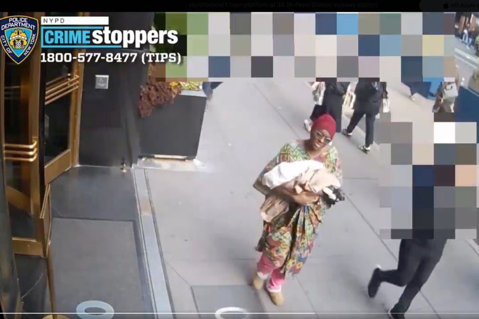 Diese Frau überließ das Baby an einem U-Bahnhof seinem Schicksal.