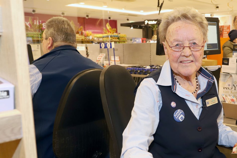 Hamburg: Mit 90 immer noch im Dienst: Warum Deutschlands wohl älteste Kassiererin nicht aufhört