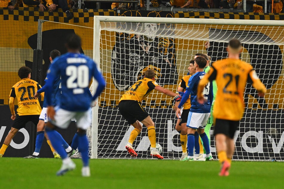 Christoph Daferner trifft zum 2:0 für Dynamo Dresden.