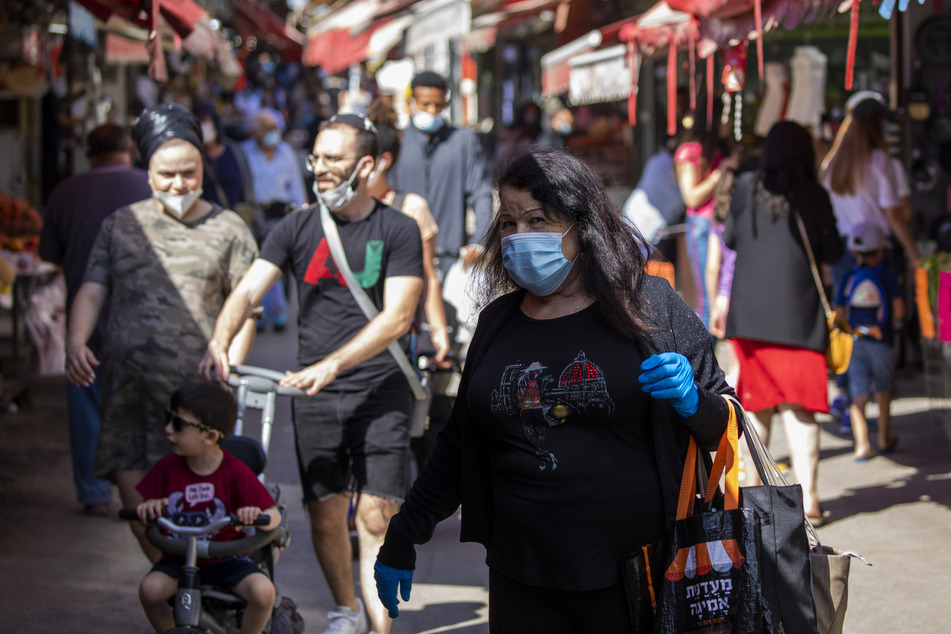 Die israelische Regierung hat die im Zuge der Corona-Pandemie verhängte Maskenpflicht vorübergehend gelockert. Grund ist eine Hitzewelle in dem Land mit Temperaturen von bis zu 40 Grad Celsius.