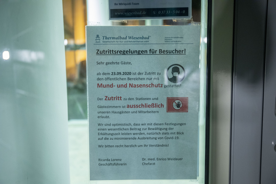 Aushänge informieren über die neue Regelung.