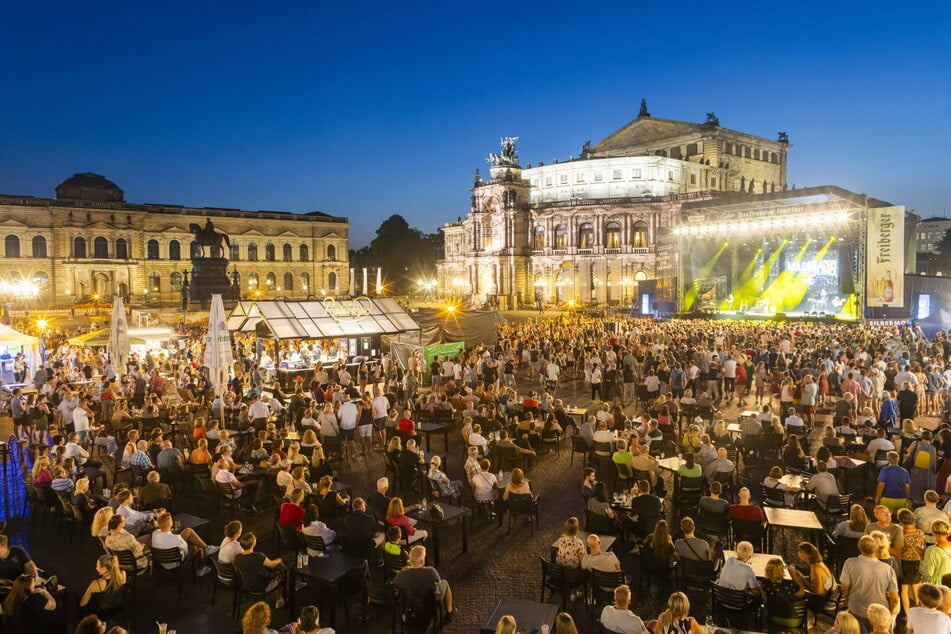 Die Bühne am Theaterplatz: Mehr als eine halbe Million Besucher werden in Dresden am Wochenende erwartet.