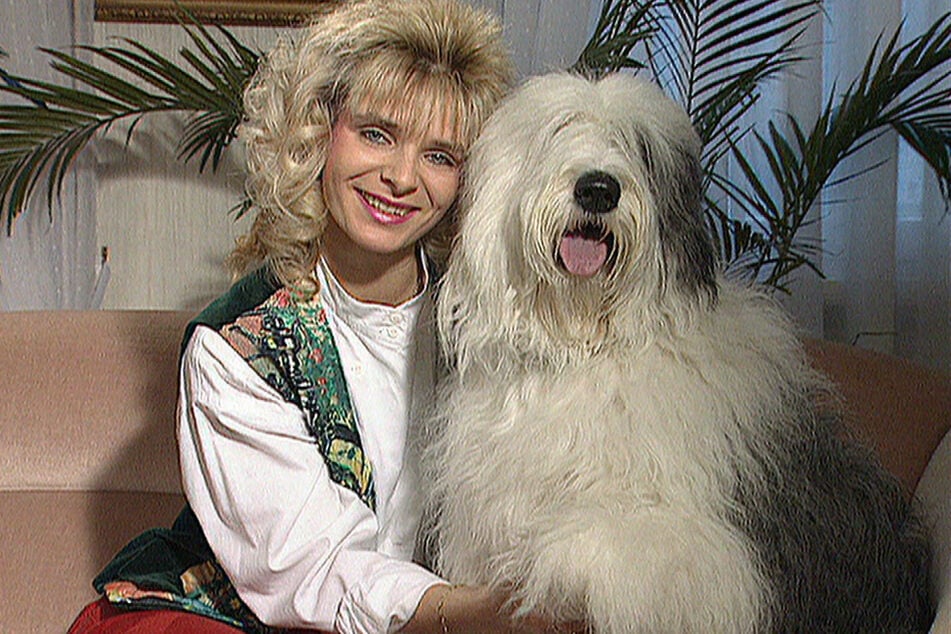 Moderatorin Uta Bresan 1994 mit Wuschelhund Ariane, der jahrelang das Maskottchen der Sendung "Tierisch, tierisch" war.