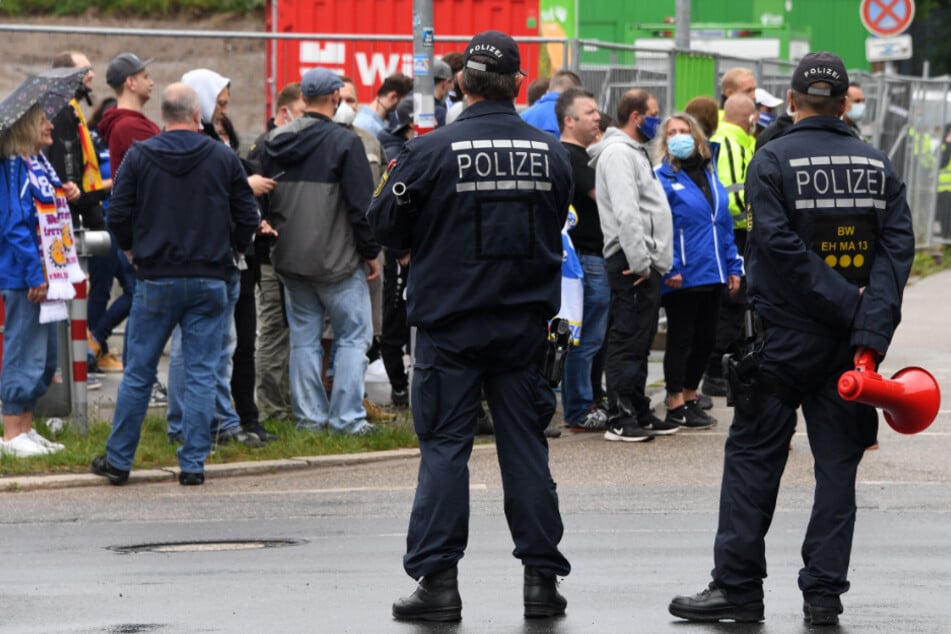 Die Einsatzbelastung der Polizei bei Fußballspielen hat sich nach Angaben des Innenministeriums verringert.