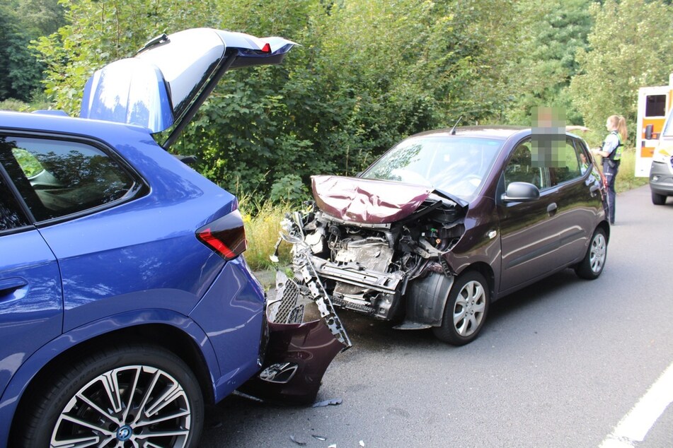 Der BMW und der Hyundai die wegen des gewagten Überholmanövers des Kastenwagens verunfallten, mussten anschließend abgeschleppt werden.