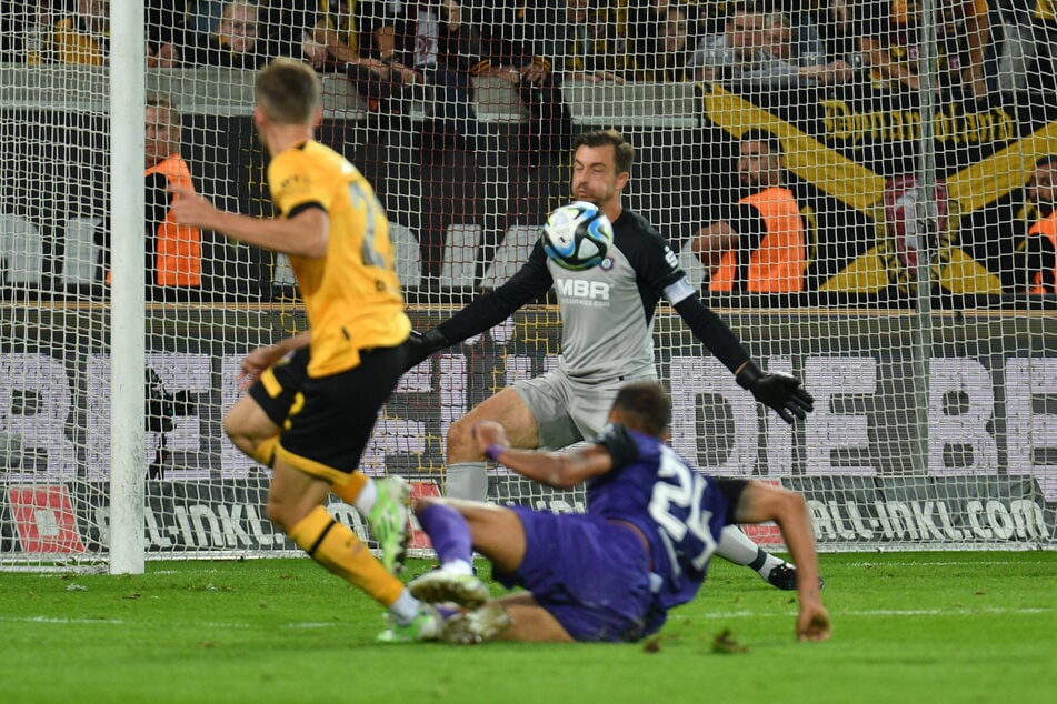 Martin Männel (h.) im Rudolf-Harbig-Stadion. Am Samstag wird es eine Herausforderung für ihn werden.