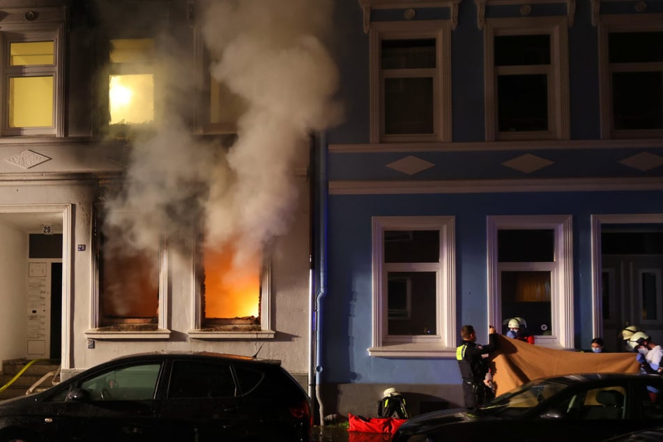 Hamburg: Feuer in Mehrfamilienhaus! Zwei Männer tot, Frau in Lebensgefahr