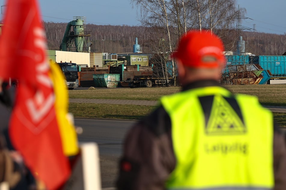 SRW-Beschäftigte dürfen nach Streiks vorerst nicht wieder zurück an die Arbeit. Das Unternehmen verweist auf Betriebsabläufe - und die Gewerkschaft übt scharfe Kritik.