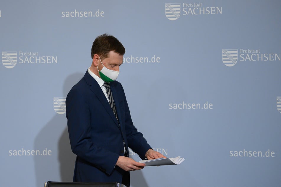 Michael Kretschmer (45, CDU) bei einer Pressekonferenz. Die aktuelle Corona-Situation bereitet ihm Sorgen.
