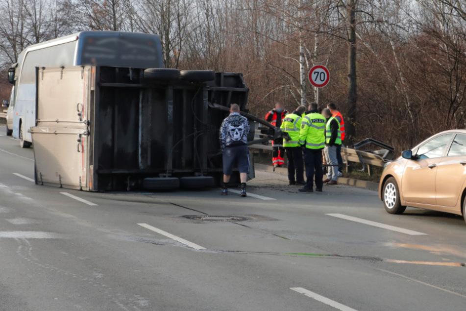 Chemnitz: Bus-Anhänger kippt auf Neefestraße um