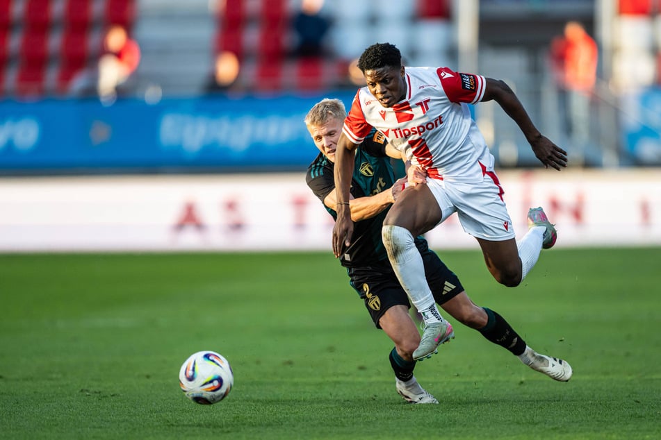 Suleiman Sani (19, r.) soll in Verhandlungen mit RB Leipzig stehen.