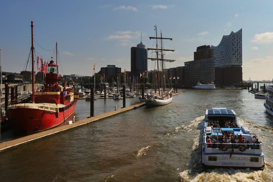 Der Hamburger Hafen und die Elbphilharmonie. Die Corona-Inzidenz in der Hansestadt ist am Samstag auf 99,0 gestiegen.