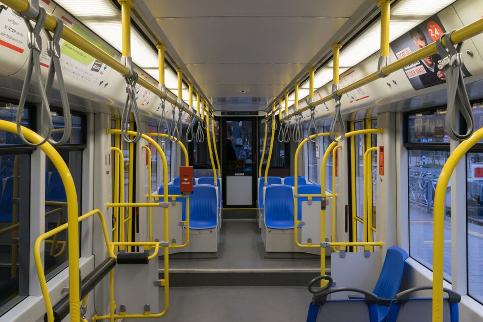 In Chemnitz nahm ein Mann in einer Straßenbahn sexuelle Handlungen an sich vor. (Symbolbild)