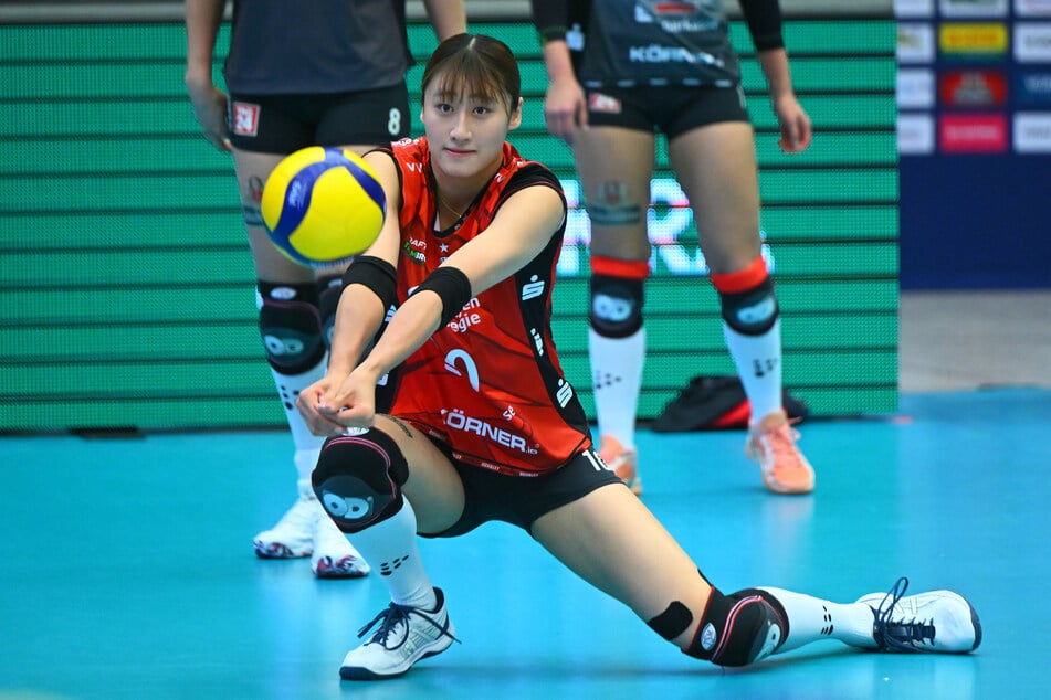 Miku Akimoto (19) verletzte sich offenbar beim Aufwärmen.