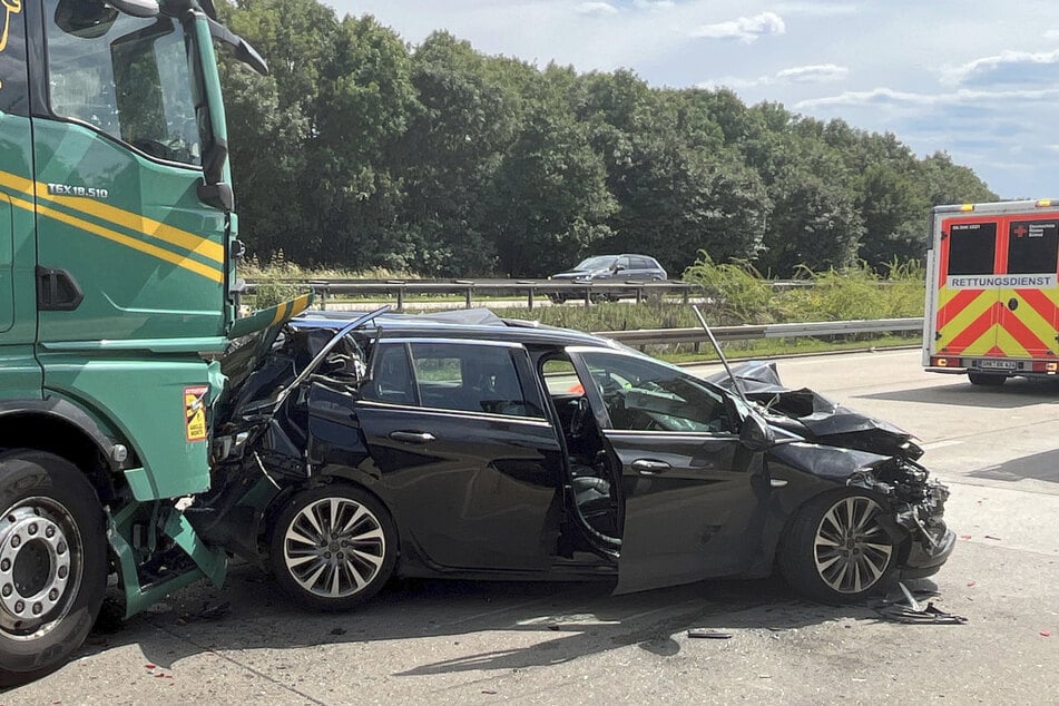 Der 60-jährige Lkw-Fahrer schob den Opel unter einen Sattelauflieger.