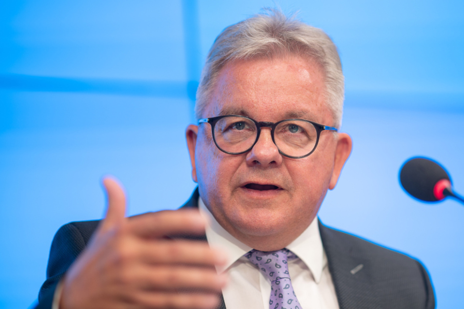 Guido Wolf (59, CDU), Minister der Justiz und für Europa von Baden-Württemberg, spricht während der Pressekonferenz.