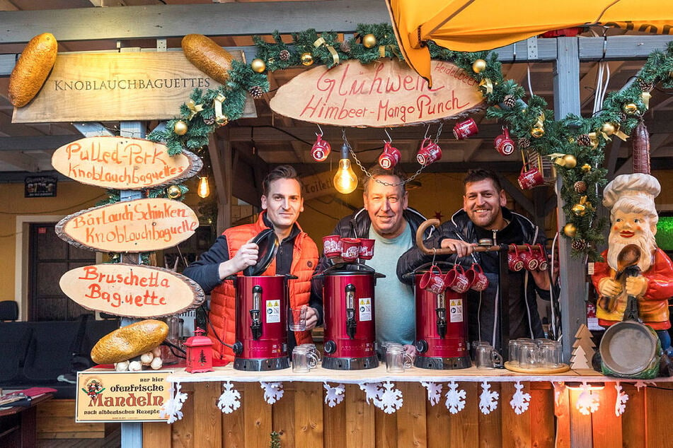 Peter Haase (64, M.) sowie seine Söhne Fabien (30, l.) und Nicolas (30, r.) sind schon voll im Weihnachtsfieber.