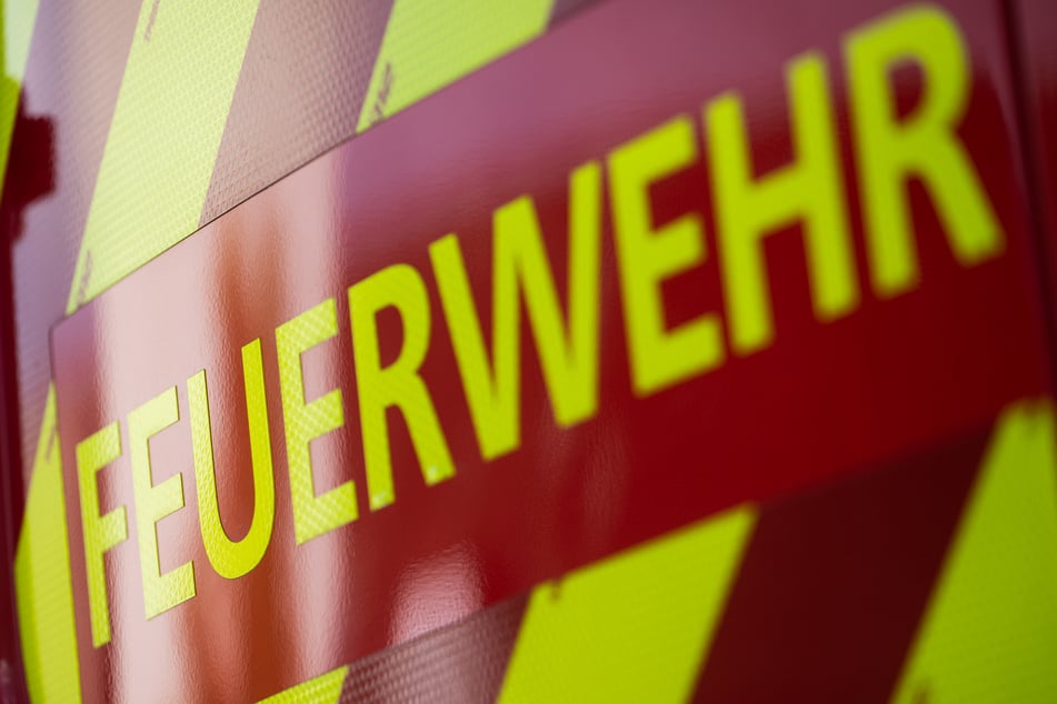 Berlin: Feuerwehreinsatz in Spandau - Auto brennt vollständig aus!