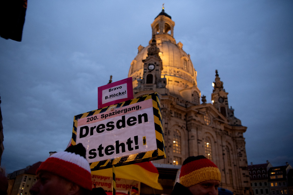 Pegida-Demonstration in Dresden. Auf den Kundgebungen des Bündnisses werden offen antisemitische, rassistische, demokratie- und medienfeindlichen Inhalten beobachtet.