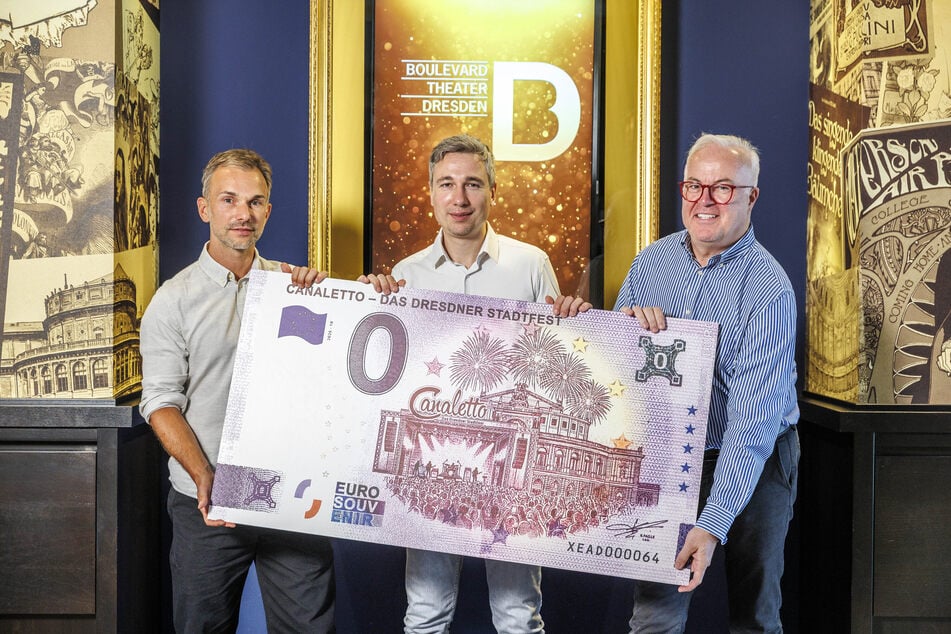 Stefan Kästner (künstlerischer Festleiter), Baubürgermeister Stephan Kühn und Stadtfest-Chef Frank Schröder (v.l.) zeigen den vergrößerten Null-Euro-Schein zugunsten des Römischen Bades.