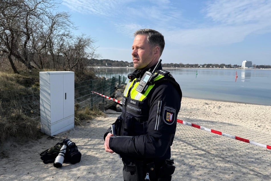 Polizeisprecher Ulli Fritz Gerlach erklärt, wie es vor Ort nun mit dem Wal weitergeht.