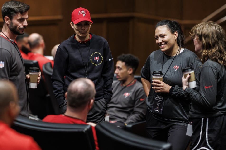 Profis unter sich: DAZN-Expertin Nadine Nurasyid (2.v.r.) ist für die nächsten Wochen als Coach der NFL-Profis in Tampa unter Vertrag.
