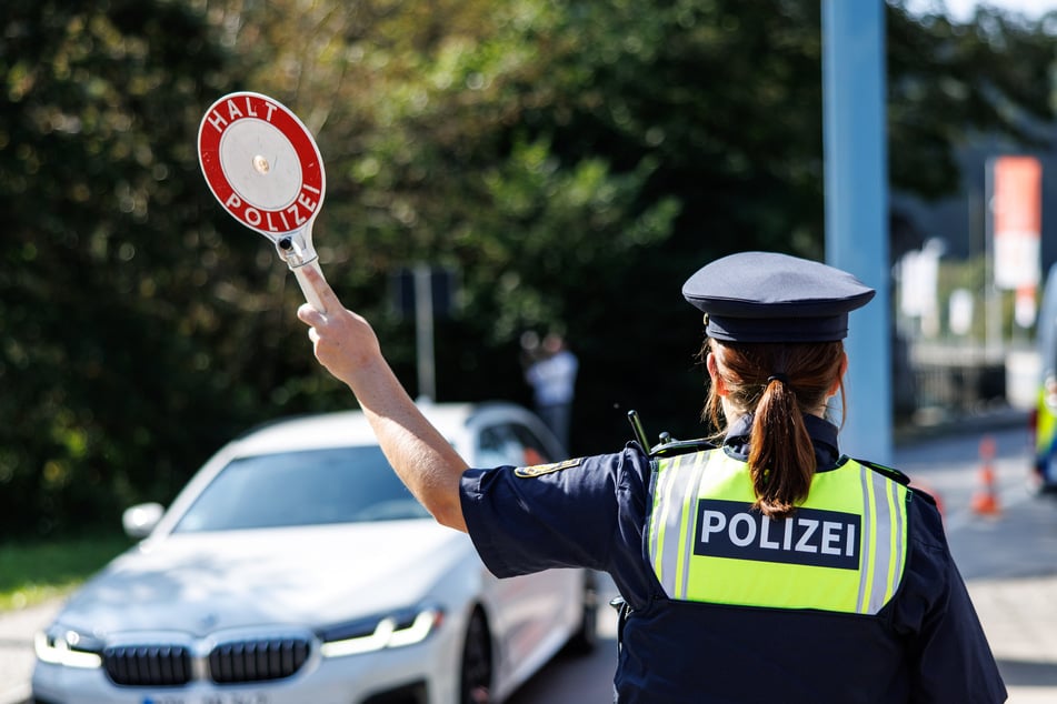 Die Polizei kann in NRW bald bei Verkehrskontrollen Raser auch per Smartphone zur Kasse bitten. (Symbolbild)