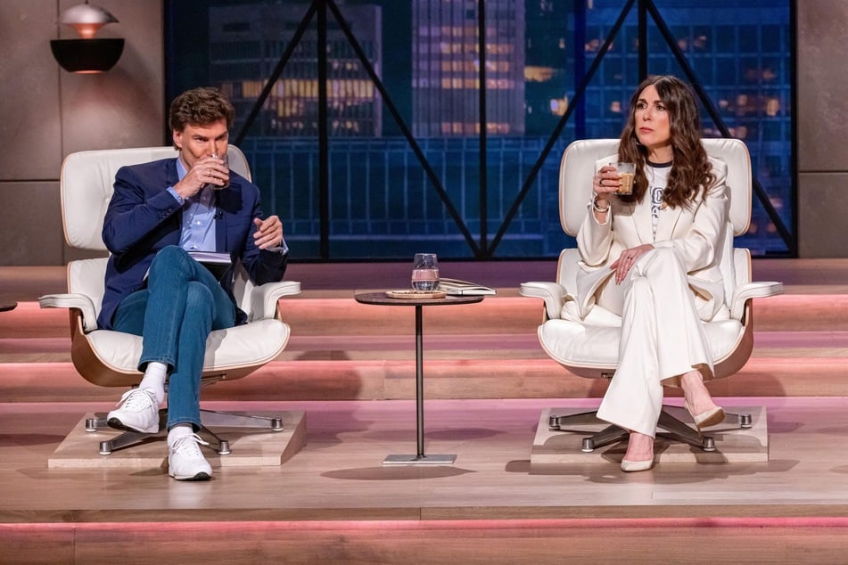 Die Löwen Judith Williams (54) und Carsten Maschmeyer (66) testen den Kaffee von Coby's.