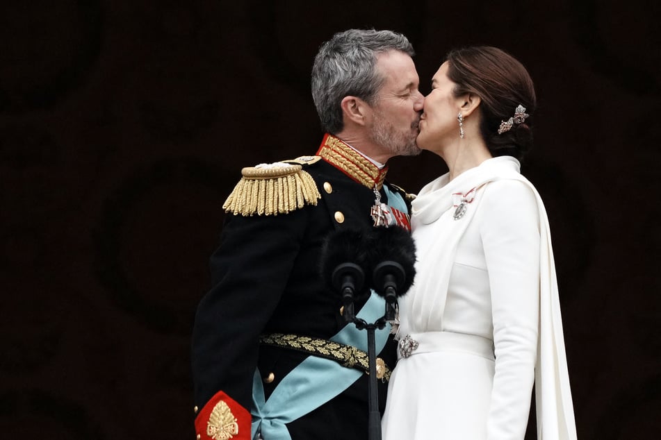 Ein königlicher Kuss von Frederik und seiner Gemahlin, Königin Mary (51) war das Highlight zum Abschluss der Proklamation.